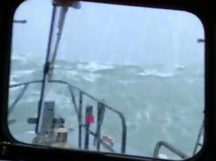 Φωτογραφία για Δραματική προσπάθεια διάσωσης: Κύματα - τέρατα καταπίνουν αλιευτικό σκάφος... [video]
