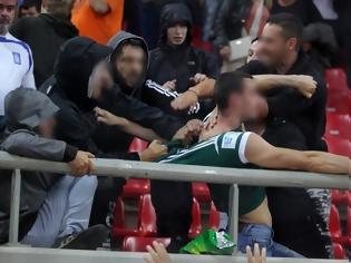 Φωτογραφία για Σοκαριστικό βίντεο με τον ξυλοδαρμό οπαδού στον αγώνα της Εθνικής Ελλάδας επειδή φορούσε φανέλα του Παναθηναϊκού!