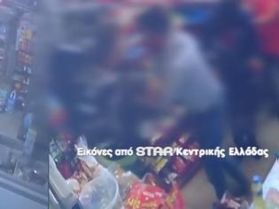 Φωτογραφία για Βίντεο ΣΟΚ από Λαμία: Άνδρας έδειρε μέσα σε μίνι μάρκετ δύο αθίγγανους που πήγαν να τον κλέψουν