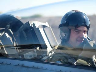 Φωτογραφία για Δείτε τον Τσίπρα με στολή πιλότου να πετά με F-16  [photos+video]