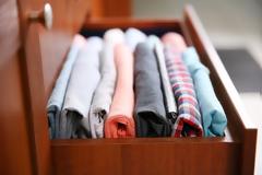 9 έξυπνοι τρόποι να μαζέψετε τα καλοκαιρινά ρούχα χωρίς να πιάνουν χώρο [video]
