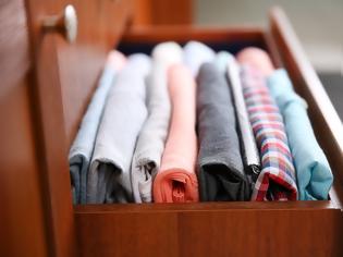Φωτογραφία για 9 έξυπνοι τρόποι να μαζέψετε τα καλοκαιρινά ρούχα χωρίς να πιάνουν χώρο [video]