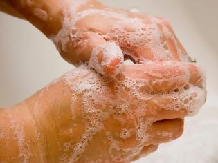 Φωτογραφία για Το πλύσιμο των χεριών προλαμβάνει ασθένειες. Πώς πρέπει να γίνεται και τι κακό κάνει το υπερβολικό πλύσιμο;