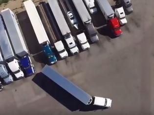 Φωτογραφία για Το πιο εντυπωσιακότερο παρκάρισμα νταλίκας που έχετε δει! [video]