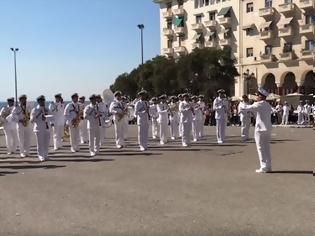 Φωτογραφία για Η μπάντα του Πολεμικού Ναυτικού παίζει το... Despacito - ΒΙΝΤΕΟ