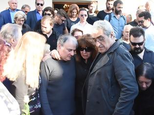 Φωτογραφία για Σπαραγμός στην κηδεία του Γιώργου Σαρρή: Λύγισε η Χαρούλα Αλεξίου