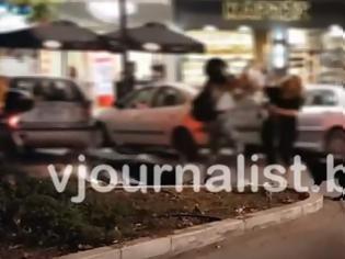Φωτογραφία για Απίστευτο βίντεο: Μπουνιές και κλωτσιές αντάλλαξαν δύο γυναίκες στη μέση του δρόμου στη Θεσσαλονίκη