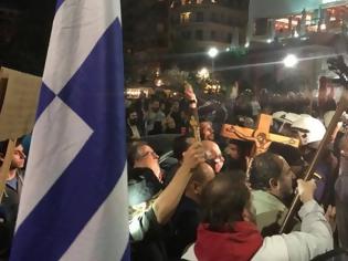 Φωτογραφία για Ξύλο με το σταυρό στο χέρι - Επεισόδια στη Θεσσαλονίκη για την Ώρα του Διαβόλου [video]