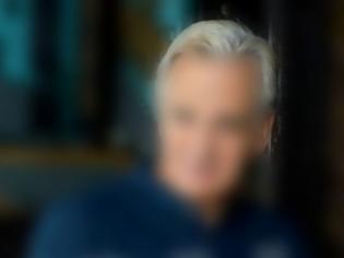 Φωτογραφία για Πασίγνωστος Έλληνας ηθοποιός σταμάτησε να βάφει τα μαλλιά του – Δείτε τον με το λευκό… φυσικό του χρώμα