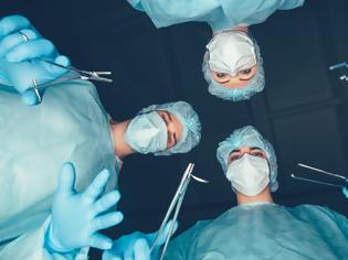 Φωτογραφία για Για ποιο λόγο οι χειρουργοί φορούν μπλε ή πράσινες στολές;