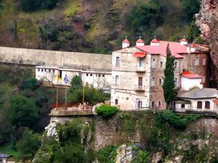 Φωτογραφία για Το μοναστήρι νότια του Καρπενησίου που μοιάζει σαν να κρέμεται από τους βράχους