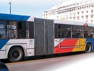 Φωτογραφία για Απίστευτο! Οδηγός του ΟΑΣΘ οδηγεί κρατώντας ταυτόχρονα το καπό της μηχανής του λεωφορείου στη Θεσσαλονίκη [photo]