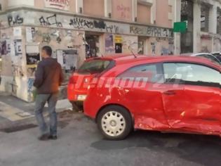 Φωτογραφία για Πάτρα: Σοβαρό τροχαίο στο κέντρο της πόλης - Σφοδρή σύγκρουση δύο οχημάτων - Την πλήρωσε και σταθμευμένο - Στο νοσοκομείο ένας τραυματίας