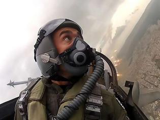Φωτογραφία για Απρόσκλητος «επισκέπτης» στο Κόκπιτ: Ο θανατηφόρος κίνδυνος που απειλεί τους πιλότους των μαχητικών