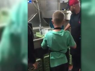 Φωτογραφία για Η συγκινητική έκπληξη από το προσωπικό εστιατορίου σε ένα παιδί με αυτισμό [video]