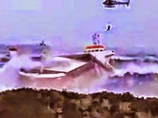 Φωτογραφία για Απίστευτο βίντεο - Πλοίο σπάει στη μέση ενώ παλεύει με τεράστια κύματα... [video]