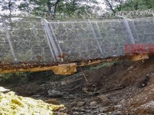 Φωτογραφία για Φωτογραφία ντοκουμέντοαπό τον Έβρο: Ξέφραγο αμπέλι τα σύνορα.Έσκαψαν περάσματα κάτω από τον φράχτη οι λαθρομετανάστες