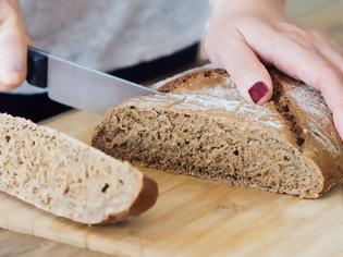 Φωτογραφία για Τόσα χρόνια κόβαμε λάθος το ψωμί - Ο πιο πρακτικός τρόπος [video]