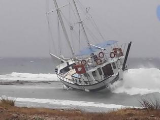 Φωτογραφία για Απίστευτες εικόνες από τη Ρόδο: Η κακοκαιρία έβγαλε καράβι στη στεριά [photos]