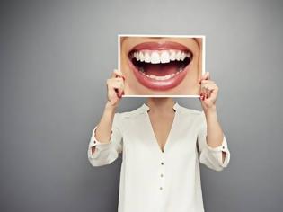 Φωτογραφία για Λευκά δόντια με φυσικό τρόπο; Μπανανόφλουδα (δες πώς θα το κάνεις!)