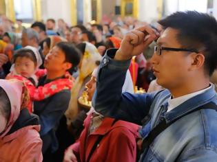 Φωτογραφία για ΑΠΙΣΤΕΥΤΟ! Δείτε πως αντιδρούν Χριστιανοί Κινέζοι όταν πιάνουν για πρώτη φορά στα χέρια τους την Αγία Γραφή