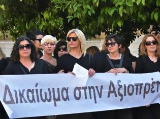 Φωτογραφία για ΚΕΘΑ: Συμπαράσταση στις συζύγους θανόντων στο πλαίσιο της 5θήμερης προειδοποιητικής κινητοποίησης τους έξω από το  Υπουργείο Εργασίας