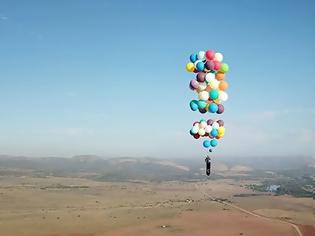 Φωτογραφία για Ένας τρελός πραγματοποίησε πτήση 25km απλά δεμένος σε μπαλόνια! [video]