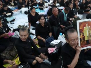 Φωτογραφία για Η Ταϊλάνδη θρηνεί και ξοδέυει 100εκ. δολάρια για την κηδεία του βασιλιά της