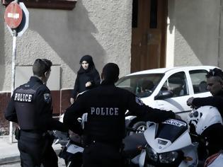 Φωτογραφία για Με έτοιμους «τρομοφακέλους» και 2 πιστόλια συνελήφθη ο 29χρονος στην πλατεία Αττικής - Τι αναφέρει η ανακοίνωση της ΕΛ.ΑΣ [Εικόνες-Βίντεο]