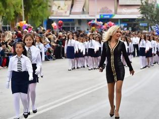 Φωτογραφία για Η δασκάλα με τα «χρυσά μαλλιά» και το μίνι, μετέτρεψε την παρέλαση σε... πασαρέλα [Εικόνες]