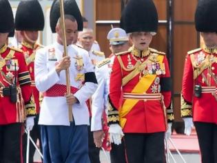 Φωτογραφία για Ο βασιλιάς της Ταϊλάνδης έφερε την φιλενάδα του στην κηδεία του πατέρα του - Μαζί και η σύζυγός... [photos]