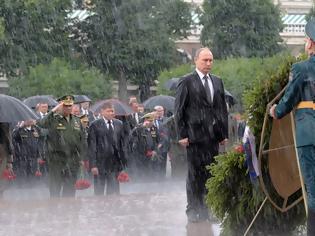 Φωτογραφία για Ο Πούτιν ακίνητος στη βροχή αποτίει φόρο τιμής στους νεκρούς του Β’ Παγκοσμίου Πολέμου