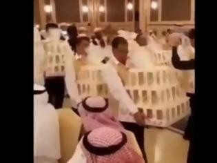 Φωτογραφία για Πήγαν σε γάμο Άραβα Σεΐχη και πήραν δώρο από ένα i-Phone 8 [video]