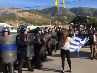 Φωτογραφία για «Βράζει» το Στράτευμα – Δραματική έκκληση: «Είμαστε υπό διωγμό – Ελλάδα προστάτεψέ μας» – Υψωσαν Ελληνικές σημαίες μπροστά στα αλβανικά γκλομπς
