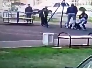 Φωτογραφία για Βίντεο - σοκ: Τον σάπισε στο ξύλο - Πατέρας έδειρε 9χρονους γιατί πιστεύει ότι έκαναν bullying στον γιο του