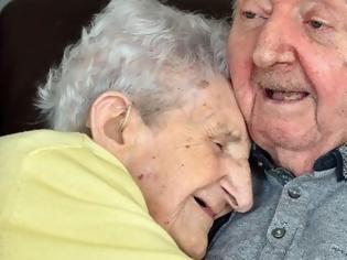 Φωτογραφία για Παντοτινή αγάπη: Στα 98 της πήγε σε γηροκομείο για να φροντίζει τον 80χρονο γιο της!