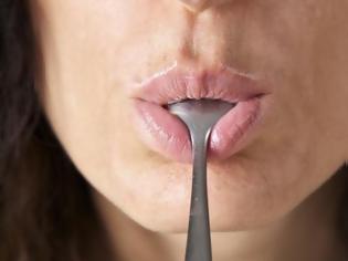 Φωτογραφία για Μεταλλική γεύση στο στόμα: Πού οφείλεται και τι μπορείτε να κάνετε