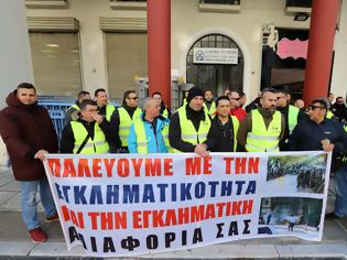 Φωτογραφία για Θεσσαλονίκη: Διαμαρτυρία αστυνομικών στην πλατεία Αριστοτέλους-«Έχουμε να δούμε καινούργια περιπολικά εδώ και μία δεκαετία»