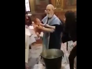 Φωτογραφία για ΣΟΚ - Φρικαρισμένος παπάς σε βάφτιση παραλίγο να πνίξει μωρό [video]