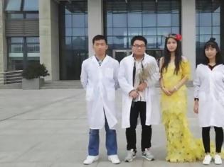 Φωτογραφία για Κίνα: Φοιτητές δημιουργούν ένα μοναδικό φόρεμα...από 6.000 φύλλα!