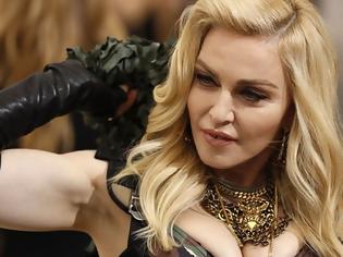 Φωτογραφία για Και η Madonna ταξιδεύει στην… οικονομική θέση