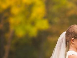 Φωτογραφία για 5χρονη με σοβαρό πρόβλημα υγείας κάνει τη φωτογράφηση γάμου των ονείρων της