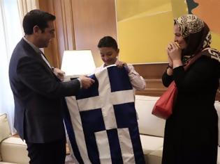 Φωτογραφία για Μια ελληνική σημαία δώρισε ο Αλέξης Τσίπρας στον Αμίρ