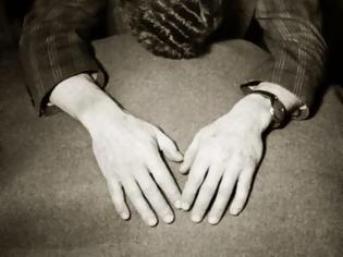 Φωτογραφία για «Τα χέρια ενός δολοφόνου». Ο σύζυγος που στραγγάλισε την πρώτη γυναίκα του...