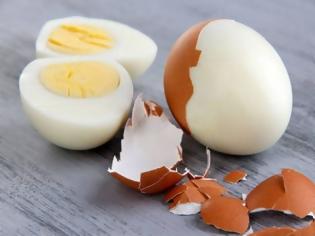 Φωτογραφία για Απίστευτο κόλπο: Τι πρέπει να κάνετε για να μην σπάνε τα αυγά στο βράσιμο
