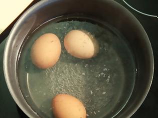Φωτογραφία για Τι πρέπει να κάνουμε για να μην σπάνε τα αυγά όταν βράζουν