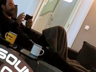 Φωτογραφία για Ο Σάκης Τανιμανίδης ξαπλωμένος στον καναπέ του τραγουδάει ενώ η Μπόμπα τον τραβάει βίντεο