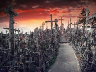 Φωτογραφία για Το μυστήριο του στοιχειωμένου λόφου με τους 100.000 σταυρούς [photos]