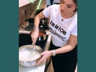 Φωτογραφία για Η εγκυμονούσα Αθηνά Οικονομάκου μπήκε στην κουζίνα και δείτε τι ετοίμασε