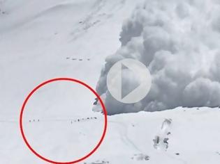 Φωτογραφία για Τρομακτικό βίντεο: Χιονοστιβάδα «καταπίνει» ορειβάτες